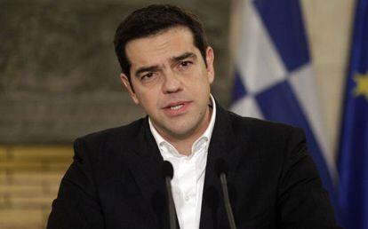 El primer ministro griego, Alexis Tsipras, tras su reuni&oacute;n con Martin Schulz en Atenas.