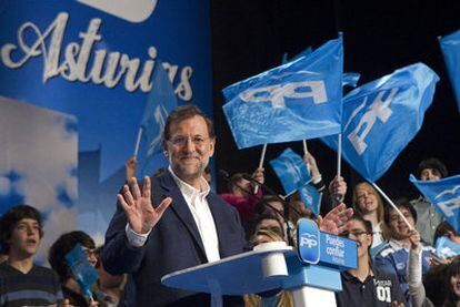Rajoy, durante su intervención ayer en el acto del PP en el teatro de la Universidad de Gijón.