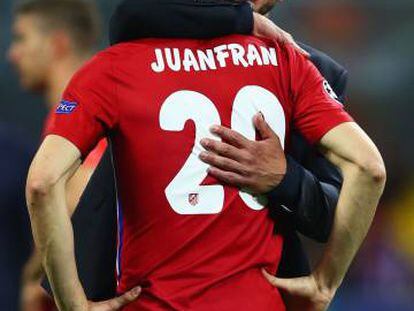 Simeone consuela a Juanfran tras el partido.
