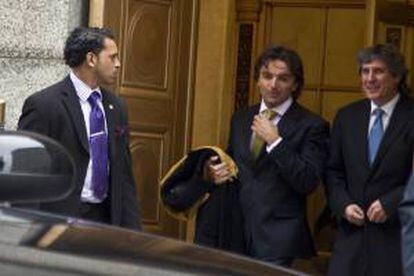 El vicepresidente argentino, Amado Boudou (c), sale del Tribunal de Apelaciones del Segundo Circuito en Nueva York, el pasado 27 de febrero de 2013, después de una audiencia por el pleito sobre la deuda con fondos de inversión. EFE/Archivo