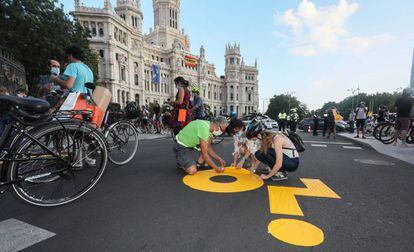 Preparativos de la marcha ciclista por del Día de la Bicicleta en Madrid.