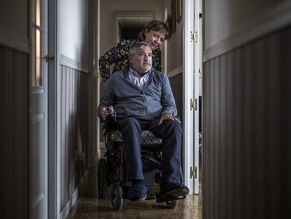 Pepe Tarriza, enfermo de ELA y su esposa, Mari Luz Blanco, fotografiados en su casa de Madrid