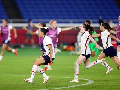 Megan Rapinoe, a la izquierda, celebra con sus compañeras tras anotar el penalti decisivo en los cuartos de final contra Países Bajos este viernes.