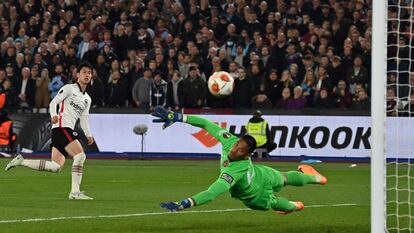 Kamada marca el segundo gol del Eintracht ante el West Ham. AFP