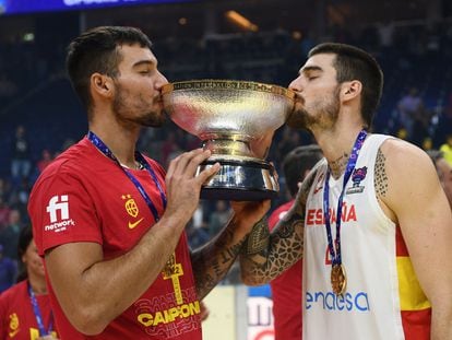 Willy y Juancho Hernangómez, con el trofeo de campeones del Eurobasket.