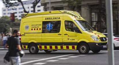 Una ambulancia del SEM en el paseo de Gr&agrave;cia de Barcelona.