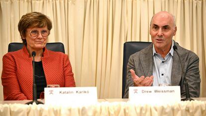 La doctora Katalin Karikó y el doctor Drew Weissman, ganadores del Premio Nobel de Medicina 2023, en la Universidad de Pensilvania este lunes.