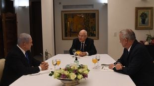 El presidente de Israel, Reuven Rivlin, en el centro, con Netanyahu (izquierda) y Gantz, el pasado 15 de marzo.