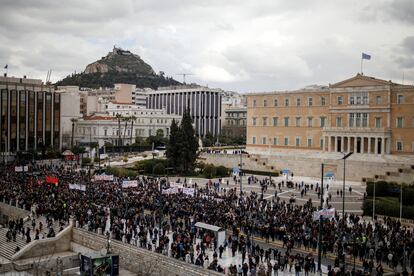 Centenares de personas se congregan en los alrededores del Parlamento de Atenas, este jueves.