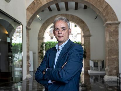 Héctor Illueca, candidato a la Generalitat de Unides Podem-Esquerra Unida, en la sede en Valencia de la vicepresidencia segunda y la consejería de Vivienda y Arquitectura Bioclimática que dirige.