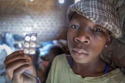 Jacob, de 10 años, es uno de los niños elegidos para salir del gueto. Enfermo de malaria, muestra sus pastillas. "Mis padres murieron pero yo quiero volver a casa, aquí me pegan todos".