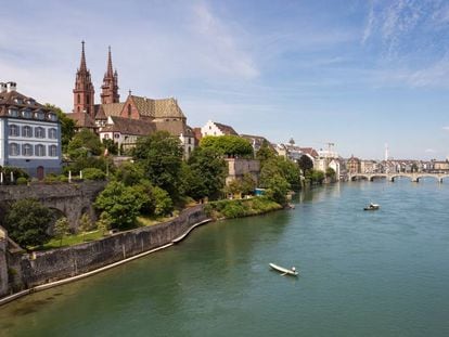 Vista de la catedral de Basilea y el río Rin desde el puente Wettsteinbrücke.