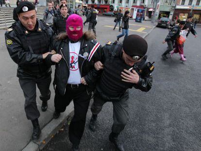 La polic&iacute;a detiene a un manifestante tocado con un gorro estilo Pussy Riot junto a la sede de la presidencia, en Mosc&uacute;.