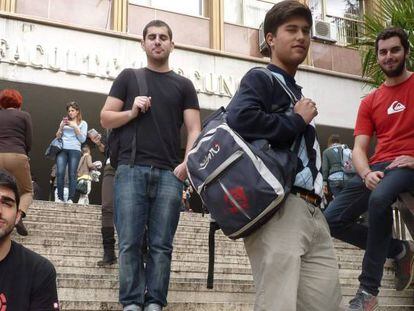 Estudiantes de Erasmus a las puertas de una Universidad de Roma.