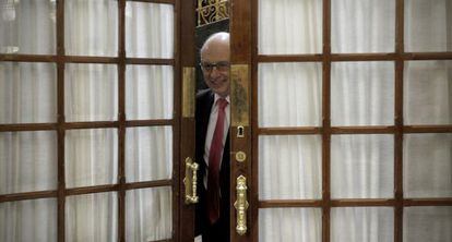 Crist&oacute;bal Montoro sale del hemiciclo del Congreso en 2013.
 