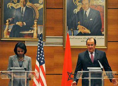 Condoleezza Rice comparece ante la prensa junto a su homólogo marroquí, Taieb Fassi-Fihri, ayer en Rabat.