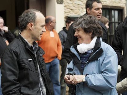 Josu Juaristi conversa con Laura Mintegi, durante su visita a la fiesta de San Prudencio.