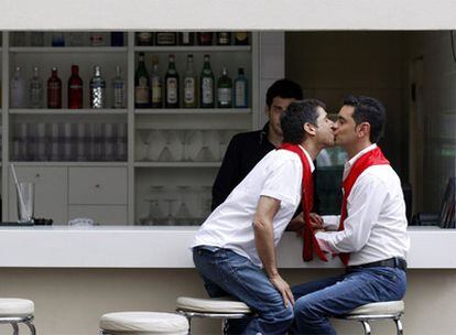 Álex Freyre (izquierda) y José María di Bello se besan días antes de su boda, prevista para el 1 de diciembre.