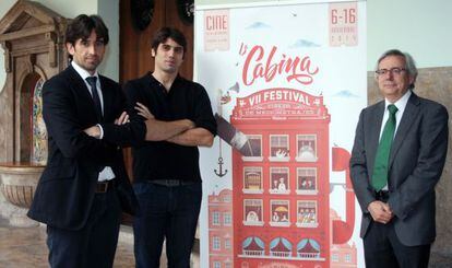 Josep Lluís Moreno, Carlos Madrid y Antonio Ariño con el cartel del festival La Cabina.