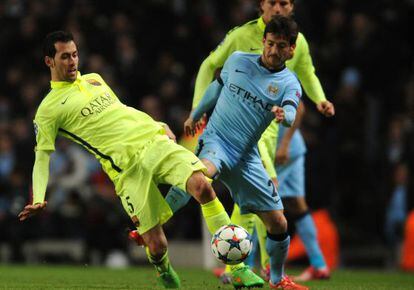 Busquets y Silva pugnan por el balón en el duelo europeo.