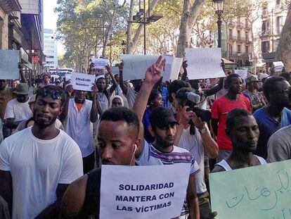 Los manteros marchando por La Rambla