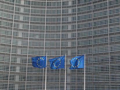 Banderas de la UE delante de la sede de la Comisión Europea en Bruselas.
