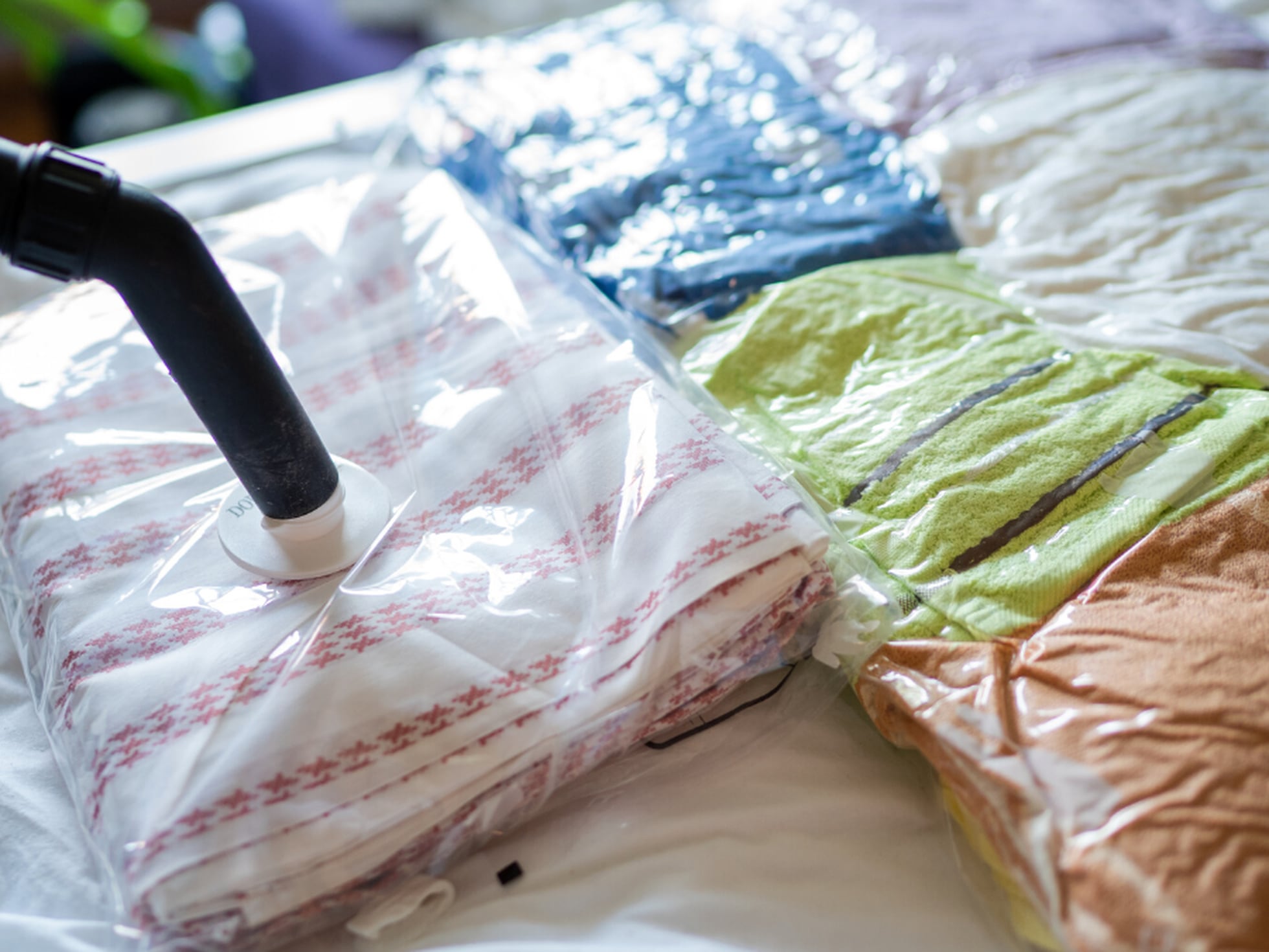 Las mejores bolsas de plástico para almacenar ropa al vacío | Escaparate:  compras y ofertas | EL PAÍS