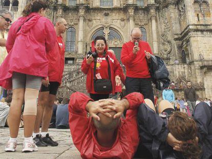 Turistas delante de la catedral de Santiago 