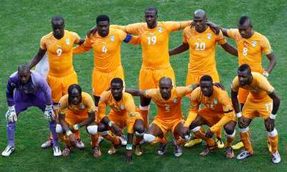 El once de Costa de Marfil forma antes de su partido de debut ante Portugal en Sudáfrica 2010