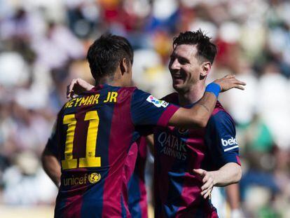 Messi celebra amb Neymar un dels gols del Barça contra el Còrdova.