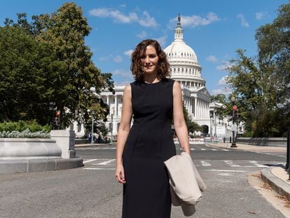 La presidenta de la Comunidad de Madrid, Isabel Díaz Ayuso, a las afueras del Capitolio, Washington.