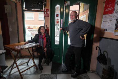 Aurora Navarro y Manuel Fernández, actores profesionales y propietarios del teatro alternativo El Montacargas, en el centro antes del próximo cierre de actividad tras veinte años ininterrumpidos de representaciones.