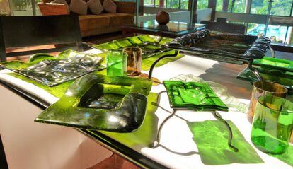 Algunas de las piezas de vidrio creadas en el taller de vitrofusión por Hirt y Benítez.