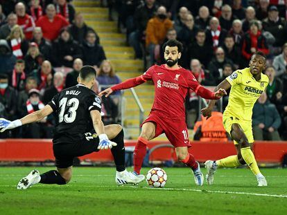 El jugador del Liverpool, Mohamed Salah, trata de marcar frente al portero del Villarreal, Gerónimo Rulli, en Anfield.
