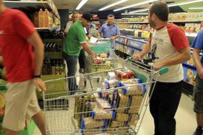 Varios militantes del Sindicato Andaluz de Trabajadores (SAT) en un supermercado de Écija (Sevilla). EFE/Archivo