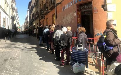 Miles de personas haciendo cola en la calle de Atocha el viernes en Madrid para el besapié de Jesús de Medinaceli