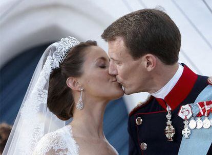 Joaquín de Dinamarca y Marie Cavallier se besan tras ser declarados marido y mujer.
