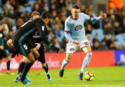 Iago Aspas encara al zaguero madridista Raphael Varane.