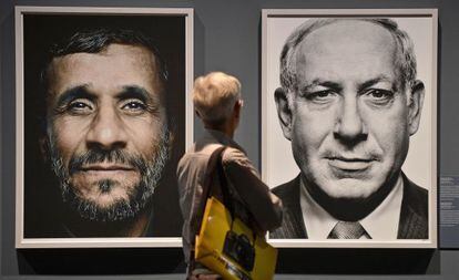 Dos retratos del presidente iran&iacute; Mahmud Ahmadineyad y el primer ministro Benjam&iacute;n Netanyahu en la exposici&oacute;n Caras del Poder en Colonia, Alemania.