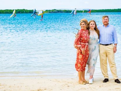 Los reyes Máxima y Guillermo de Holanda y la princesa Amalia posan en la playa de Sorobon (Bonaire) el 28 de enero de 2023, una de las paradas de su gira por el Caribe.