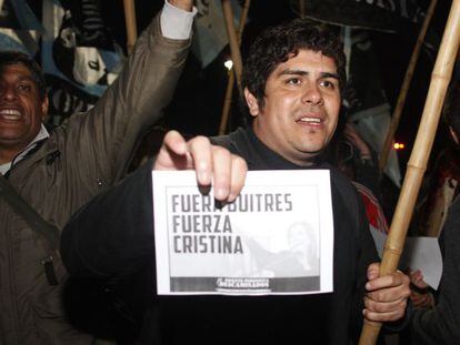 Un manifestante frente a la embajada de EE UU en Buenos Aires.