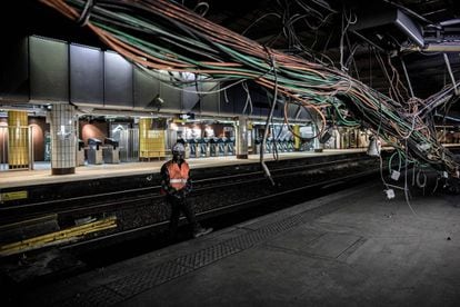 Un trabajador en la estación de metro Saint-Michel durante las operaciones de rehabilitación de una de las líneas del sistema de tránsito rápido de París, Francia.