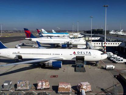 Aviones de la aerolínea estadounidense "Delta" en el aeropuerto Schiphol, en Ámsterdam, Holanda.