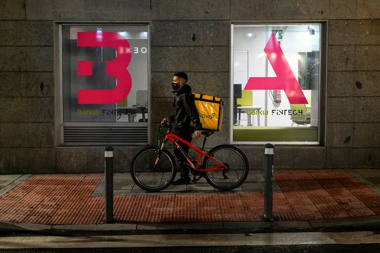 La calle Fuencarral de Madrid, durante la primera noche del toque de queda.