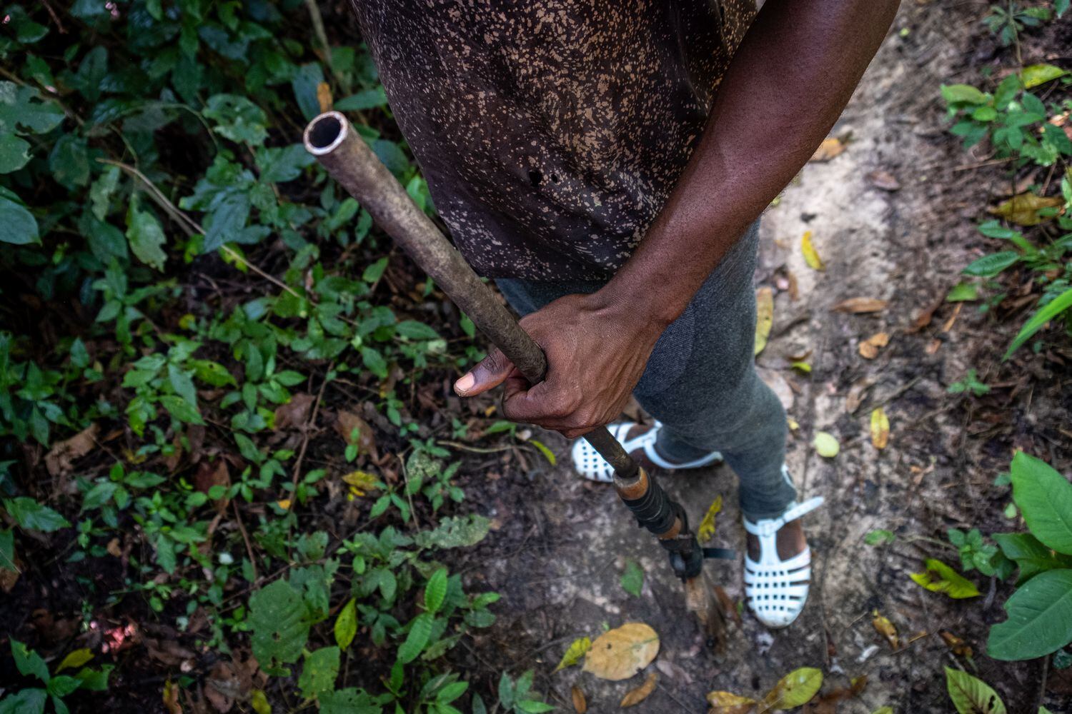 Ahmed Fofana busca caza salvaje en Costa de Marfil. Su arma perteneció a su abuelo y está reforzada con cinta adhesiva. Pincha en la imagen para ver la fotogalería completa