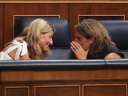 Yolanda Díaz y Teresa Ribera conversan durante el pleno extraordinario, en el Congreso de los Diputados.