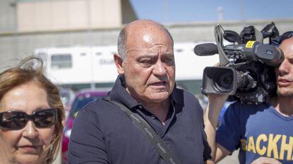El empresario y expresidente de la CEOE Gerardo Díaz Ferrán (2ºd) sale de la cárcel de Soto del Real (Madrid) para disfrutar de un permiso penitenciario. 