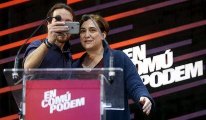 Pablo Iglesias i Ada Colau graven un vídeo en què anuncien el seu míting d'avui a Madrid.