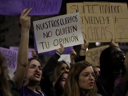 Una pancarta durante la manifestación del 8-M en Alicante.