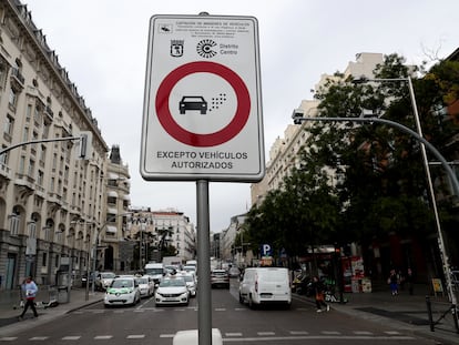 Señal de acceso a la zona de bajas emisiones Distrito Centro, en Madrid.
